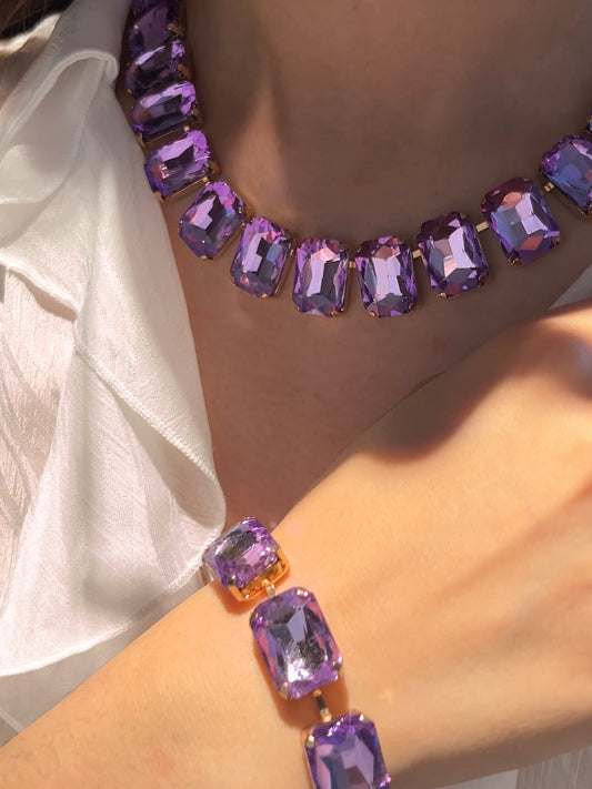 Sada robustních fialových krystalů