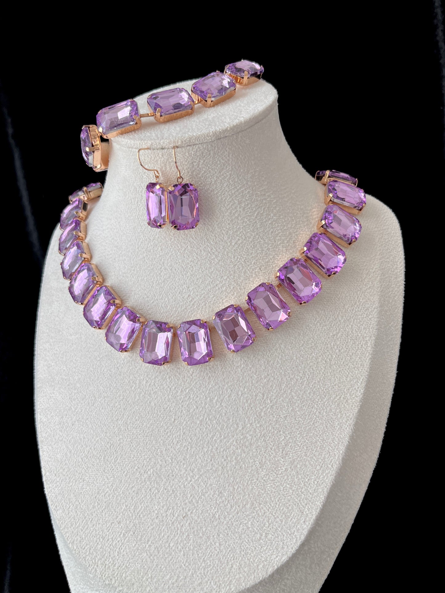 Ensemble de cristaux violets épais