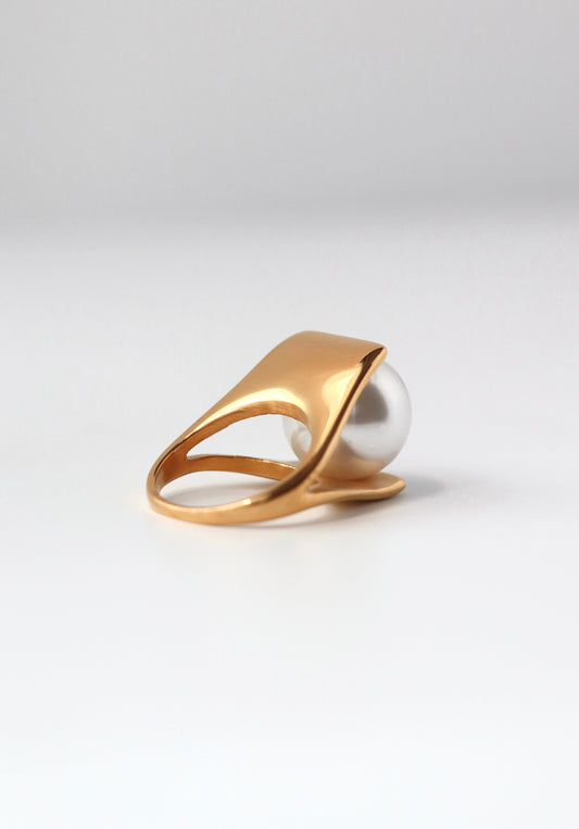 Giant Pearl Golden Ring