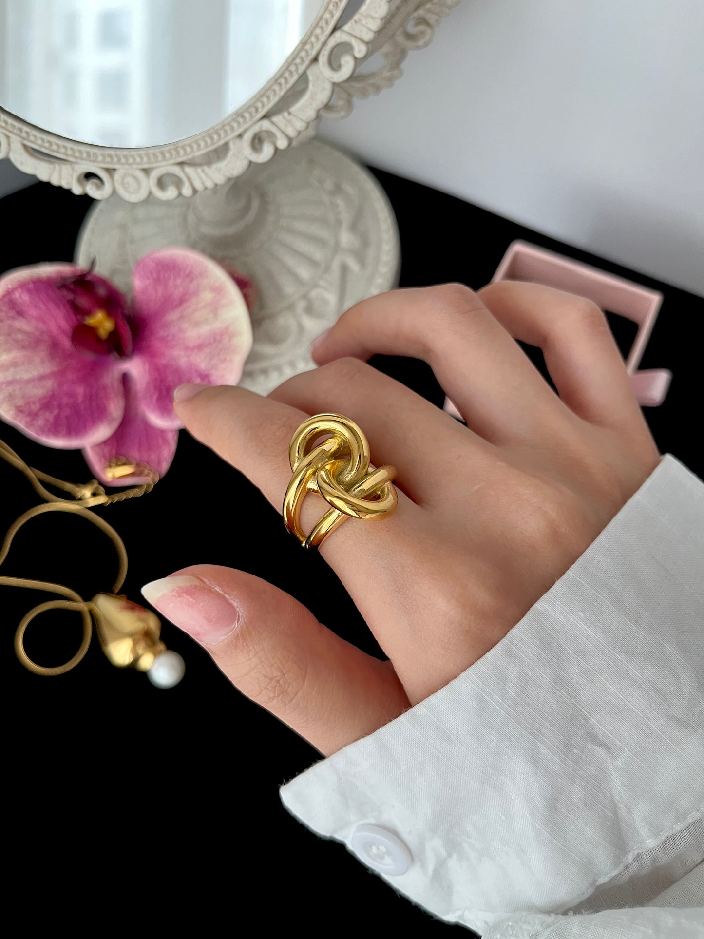 Golden Knots