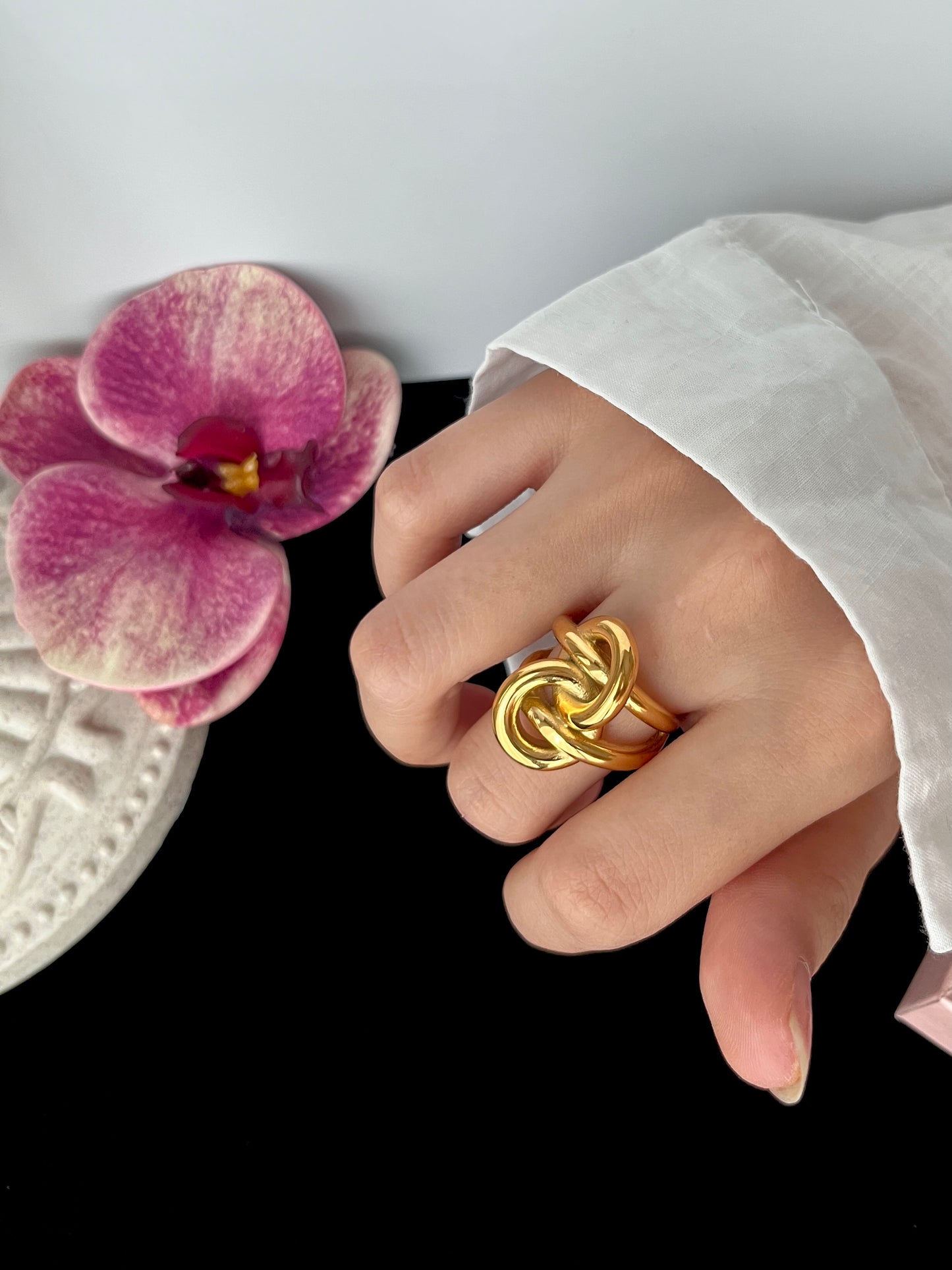 Golden Knots