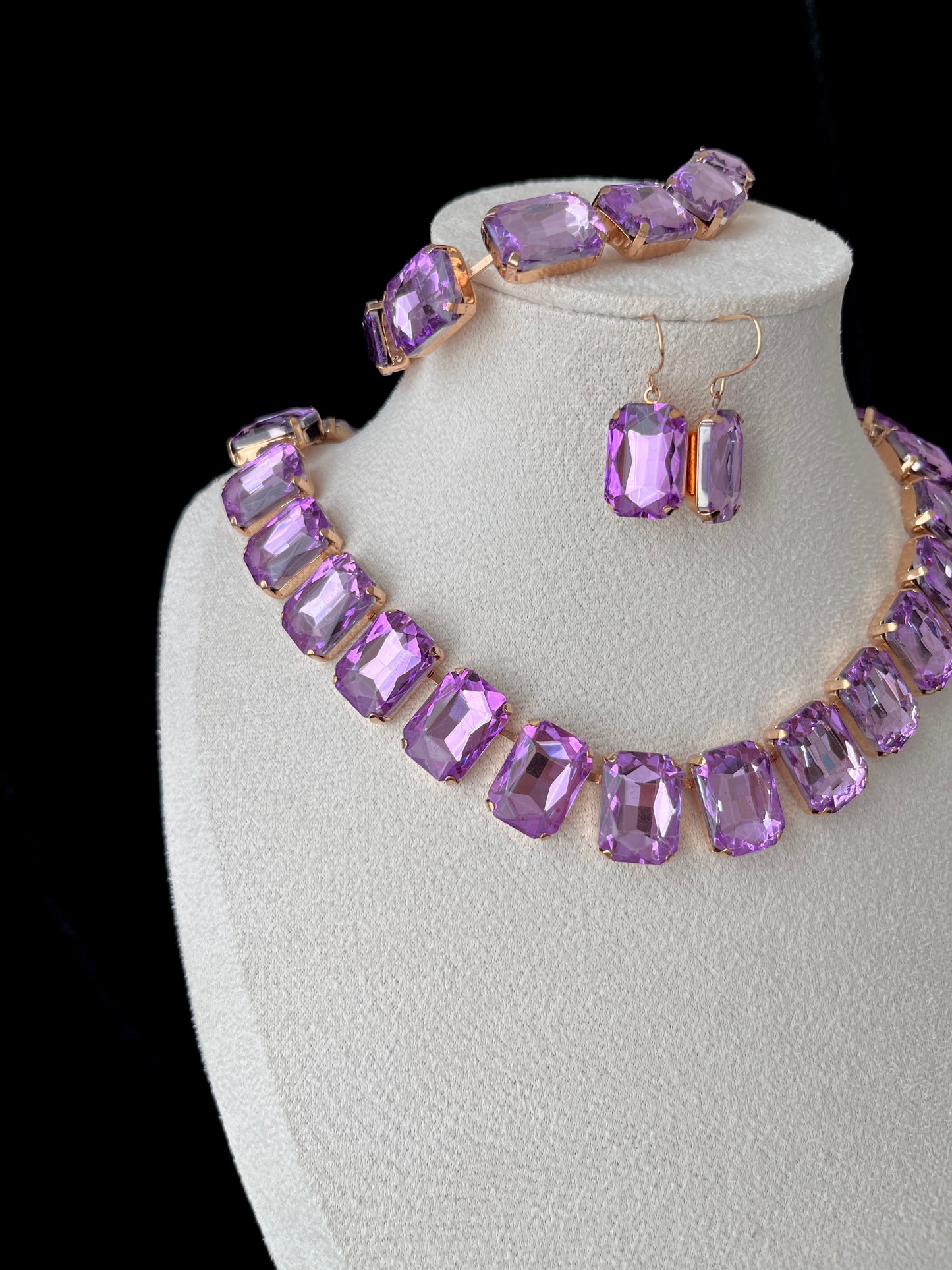 Ensemble de cristaux violets épais