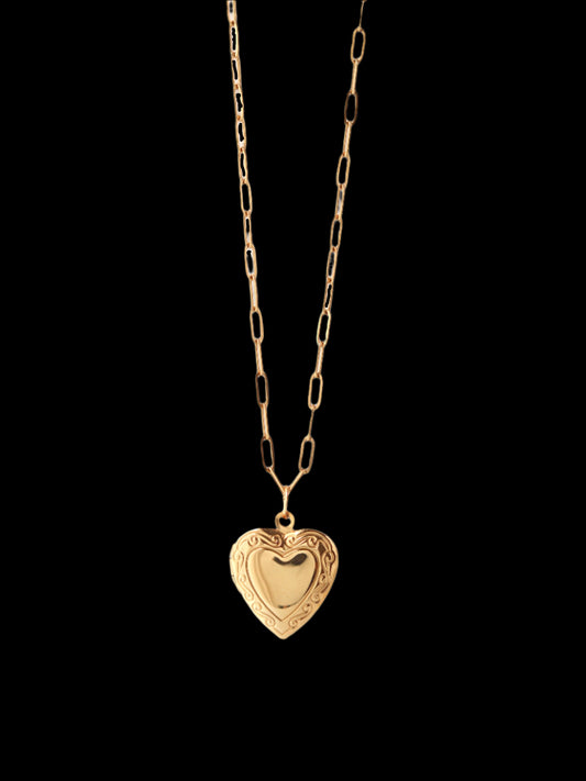 Gold heart-shaped pendant necklace 