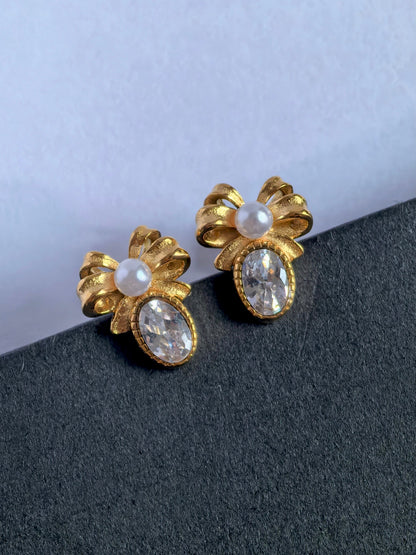 Boucles d'oreilles en forme de nœud délicat en diamant
